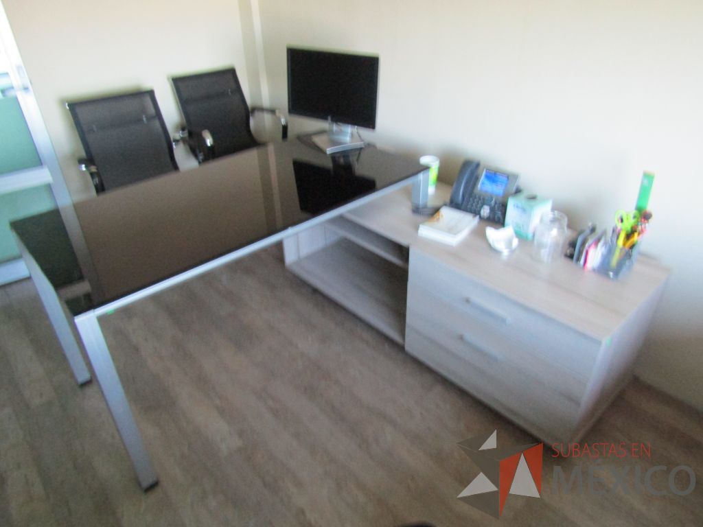 Lote 081 - Escritorio recargado sobre credenza con cubierta de vidrio - Imagen 2