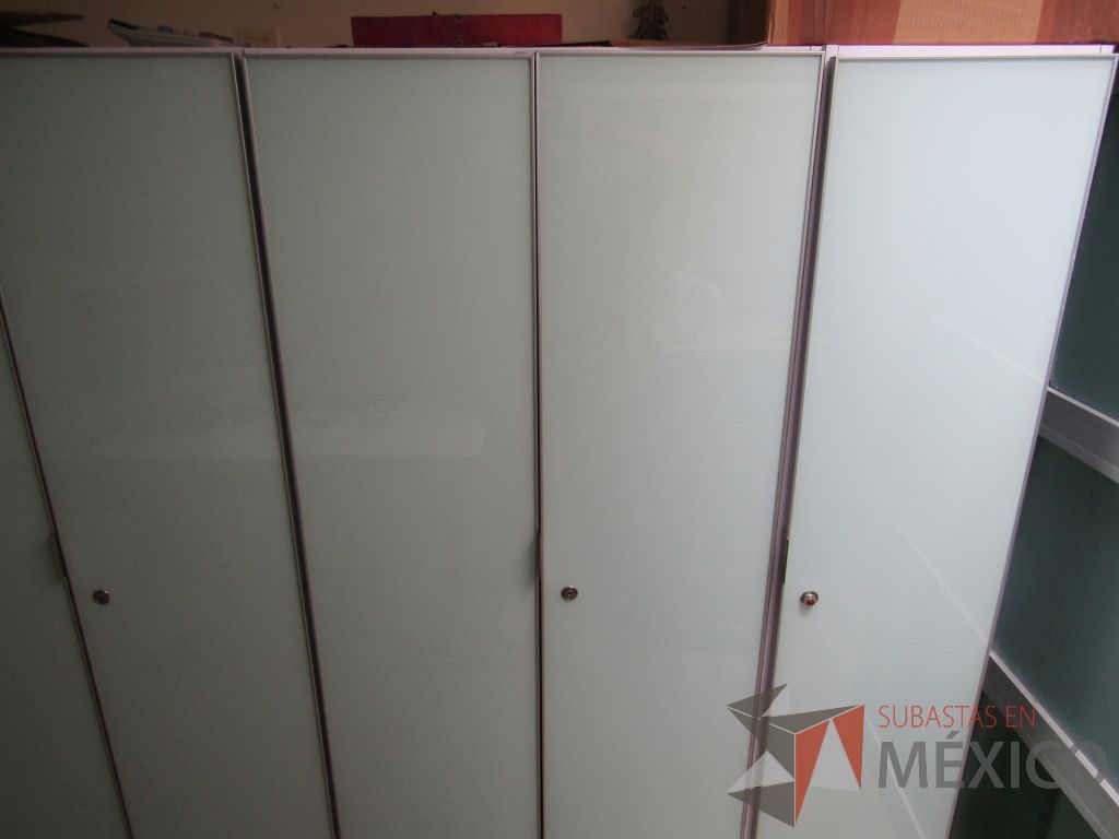 Lote 083 - Gabinete con 2 puertas y 3 entrepaños - Imagen 7