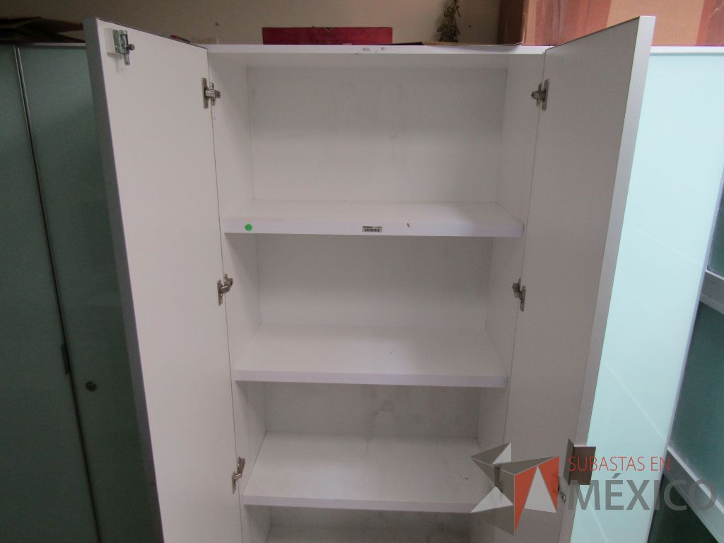 Lote 083 - Gabinete con 2 puertas y 3 entrepaños - Imagen 4