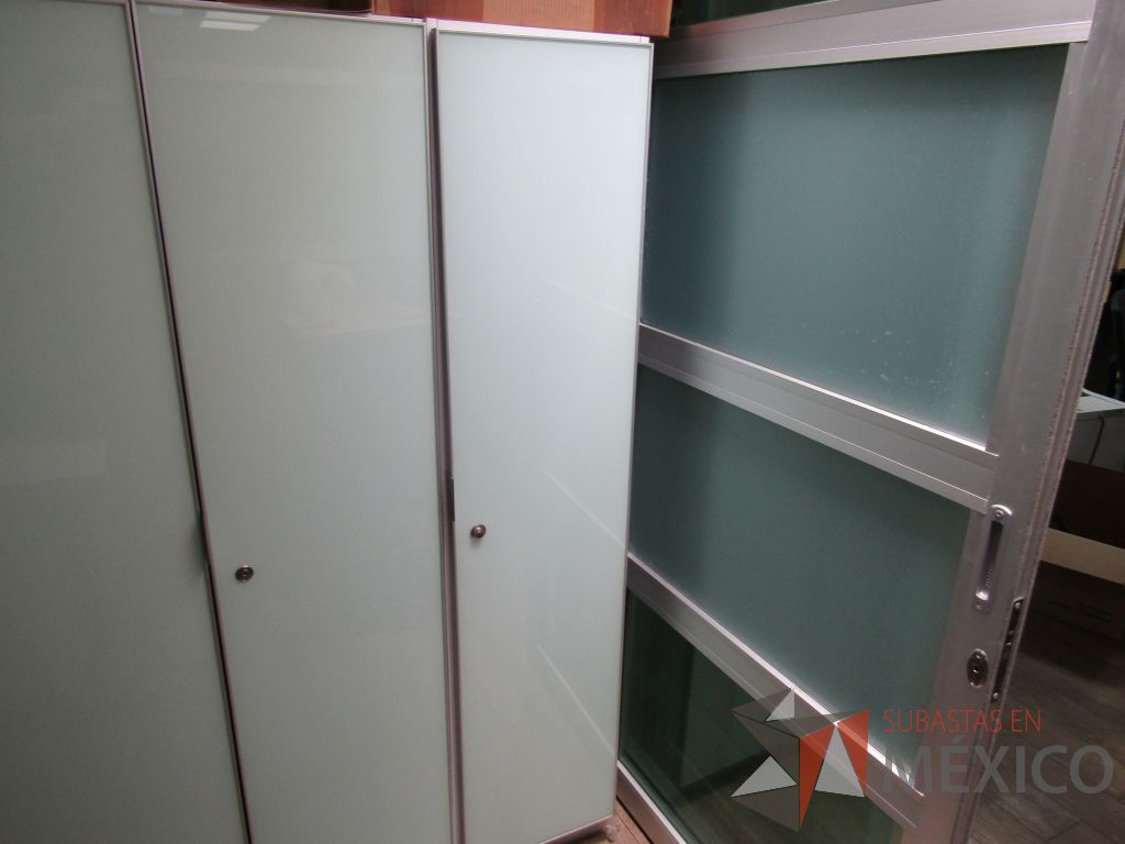 Lote 084 - Gabinete con 1 puerta y 3 entrepaños - Imagen 2