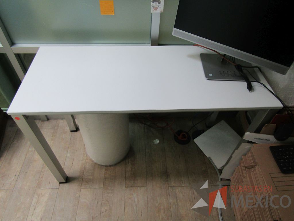 Lote 140 - Mesa de trabajo, estructura metálica y cubierta color blanco - Imagen 4