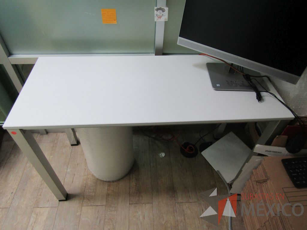 Lote 140 - Mesa de trabajo, estructura metálica y cubierta color blanco