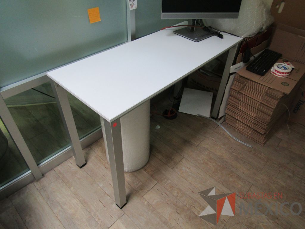 Lote 140 - Mesa de trabajo, estructura metálica y cubierta color blanco - Imagen 2
