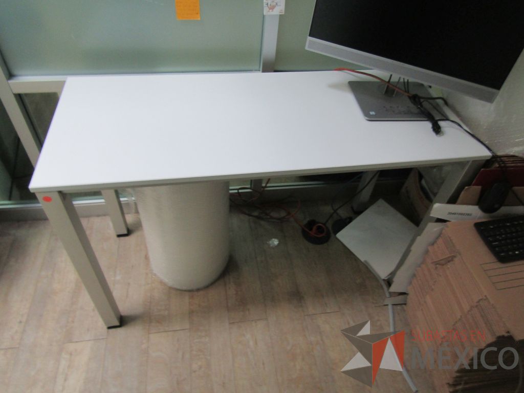 Lote 140 - Mesa de trabajo, estructura metálica y cubierta color blanco - Imagen 3