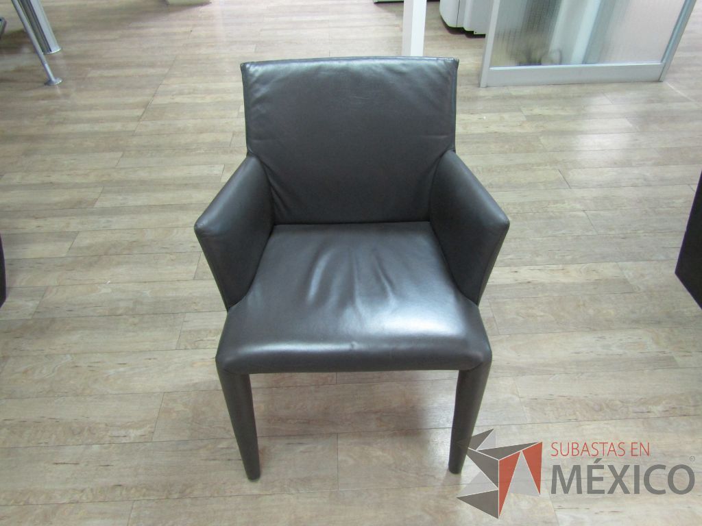 Lote 088 - 2 Sillas fijas, descansabrazos, asiento y respaldo tipo piel color café - Imagen 6