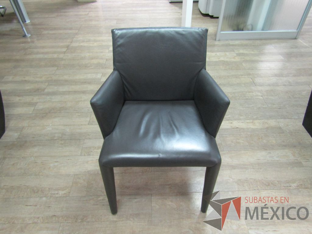 Lote 088 - 2 Sillas fijas, descansabrazos, asiento y respaldo tipo piel color café