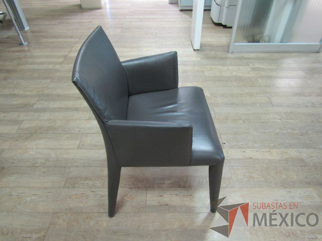 Lote 088 - 2 Sillas fijas, descansabrazos, asiento y respaldo tipo piel color café - Imagen 4