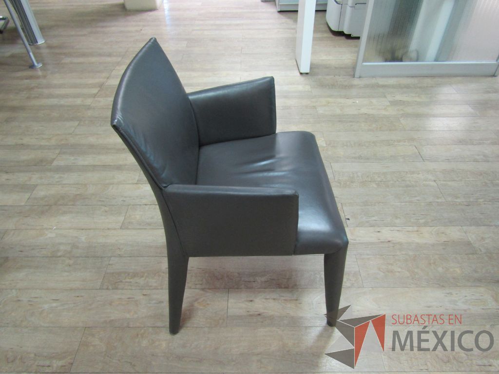 Lote 088 - 2 Sillas fijas, descansabrazos, asiento y respaldo tipo piel color café - Imagen 3