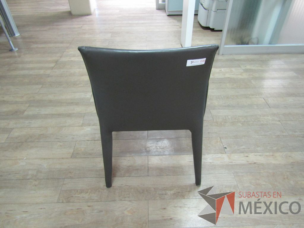 Lote 088 - 2 Sillas fijas, descansabrazos, asiento y respaldo tipo piel color café - Imagen 9