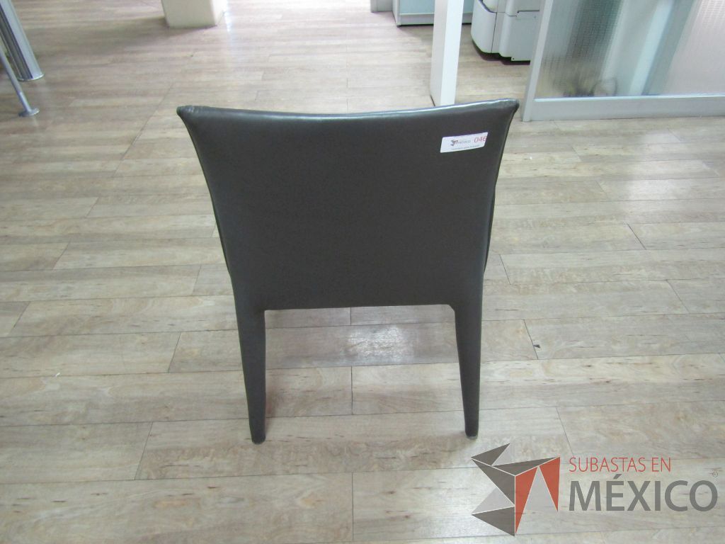 Lote 088 - 2 Sillas fijas, descansabrazos, asiento y respaldo tipo piel color café - Imagen 7