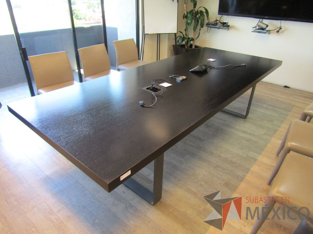 Lote 138 - Mesa de sala de juntas para 8 personas, patas metálicas y cubierta con accesorios para conexión - Imagen 13