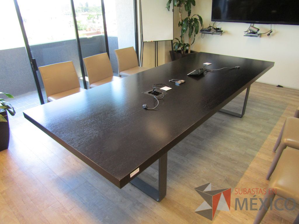 Lote 138 - Mesa de sala de juntas para 8 personas, patas metálicas y cubierta con accesorios para conexión - Imagen 7