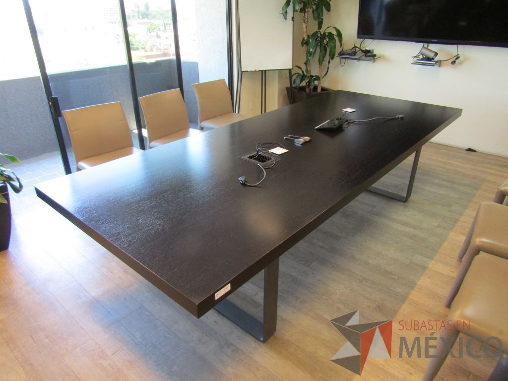 Lote 138 - Mesa de sala de juntas para 8 personas, patas metálicas y cubierta con accesorios para conexión - Imagen 5