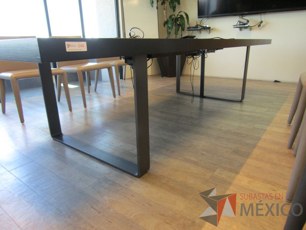 Lote 138 - Mesa de sala de juntas para 8 personas, patas metálicas y cubierta con accesorios para conexión - Imagen 14