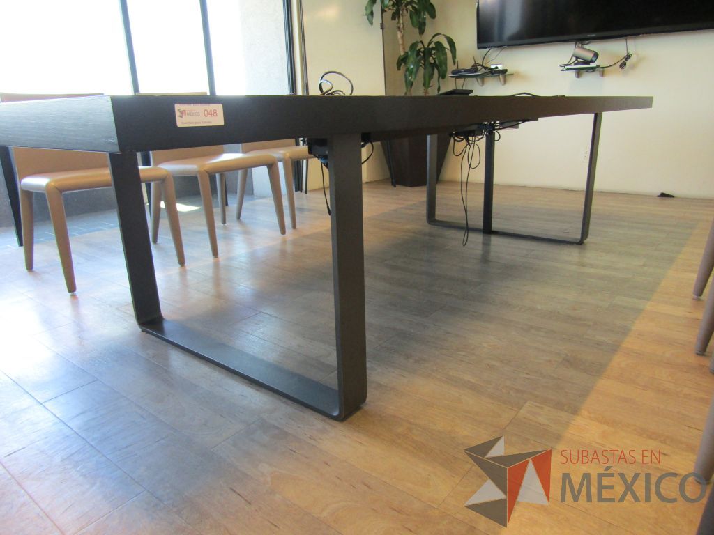 Lote 138 - Mesa de sala de juntas para 8 personas, patas metálicas y cubierta con accesorios para conexión - Imagen 12