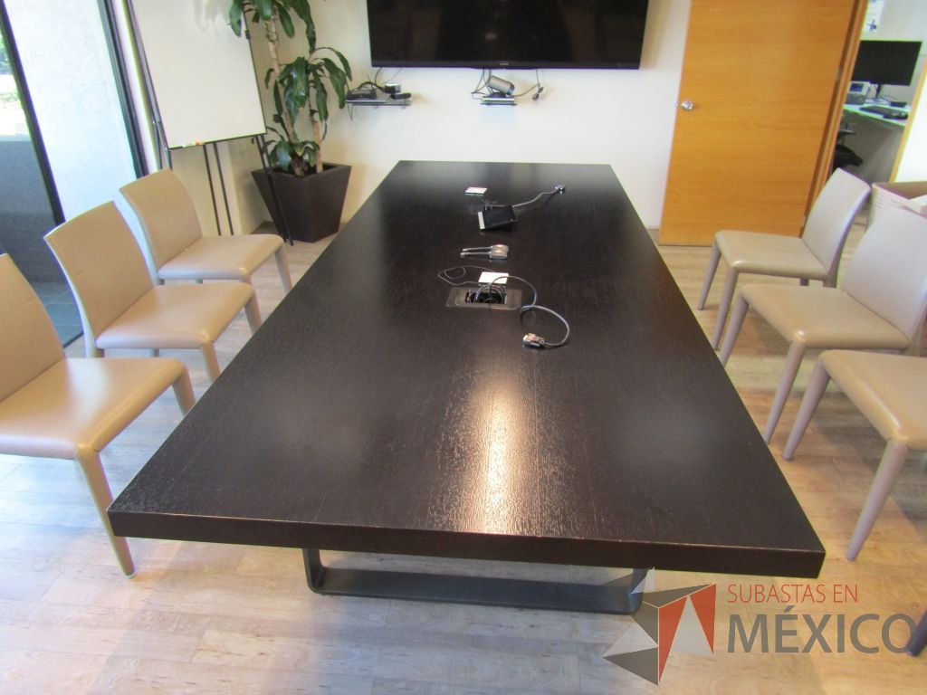 Lote 138 - Mesa de sala de juntas para 8 personas, patas metálicas y cubierta con accesorios para conexión - Imagen 9