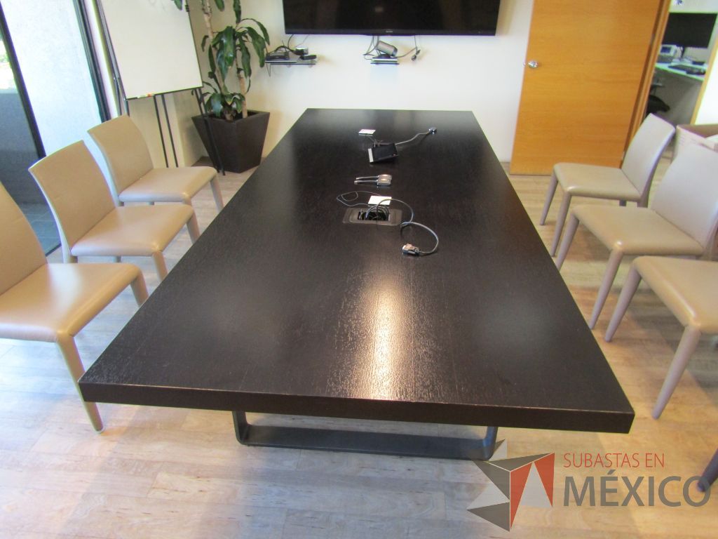 Lote 138 - Mesa de sala de juntas para 8 personas, patas metálicas y cubierta con accesorios para conexión - Imagen 6