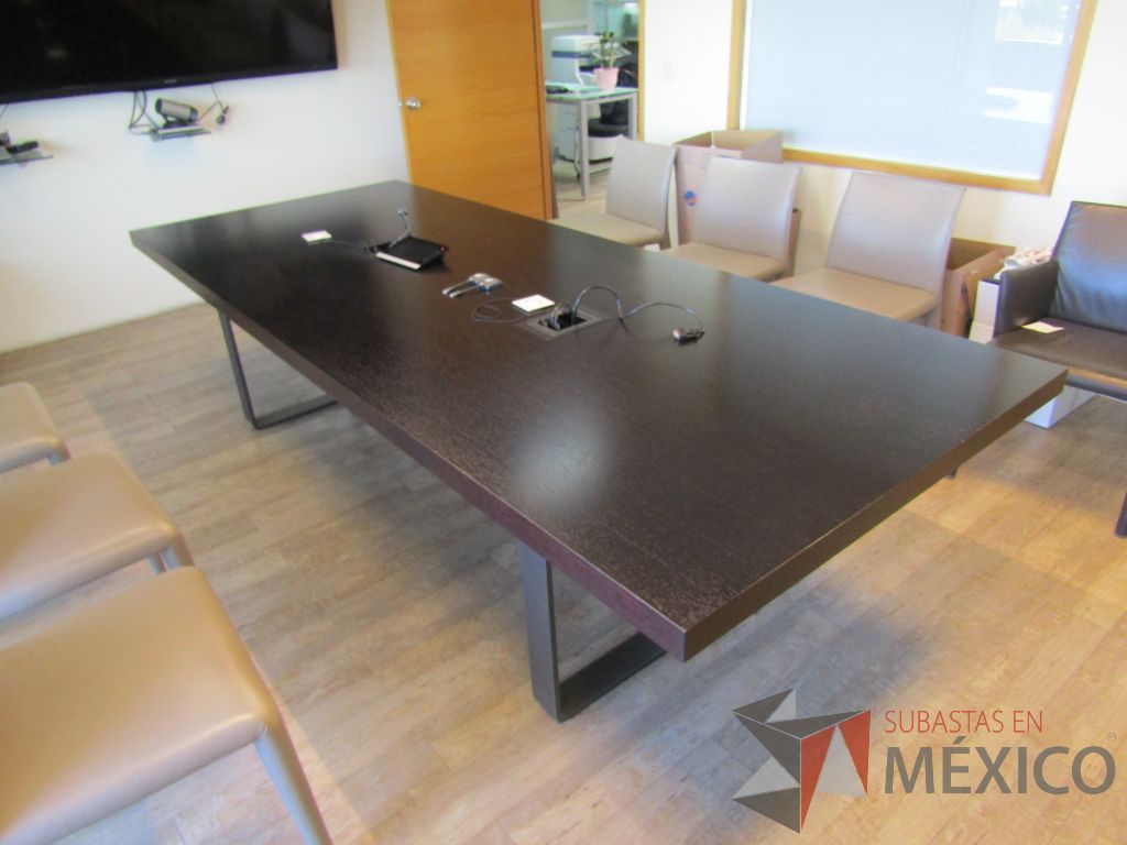 Lote 138 - Mesa de sala de juntas para 8 personas, patas metálicas y cubierta con accesorios para conexión - Imagen 10