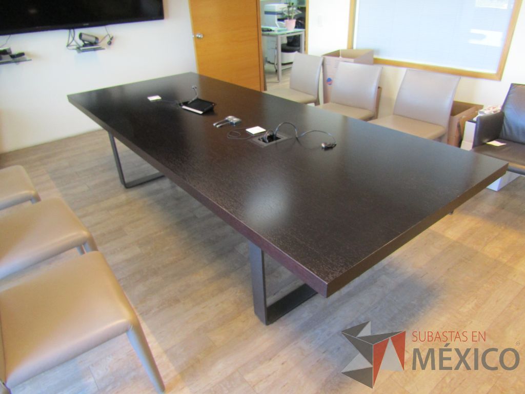 Lote 138 - Mesa de sala de juntas para 8 personas, patas metálicas y cubierta con accesorios para conexión - Imagen 2