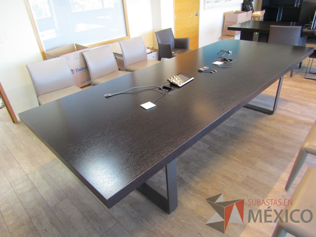 Lote 138 - Mesa de sala de juntas para 8 personas, patas metálicas y cubierta con accesorios para conexión