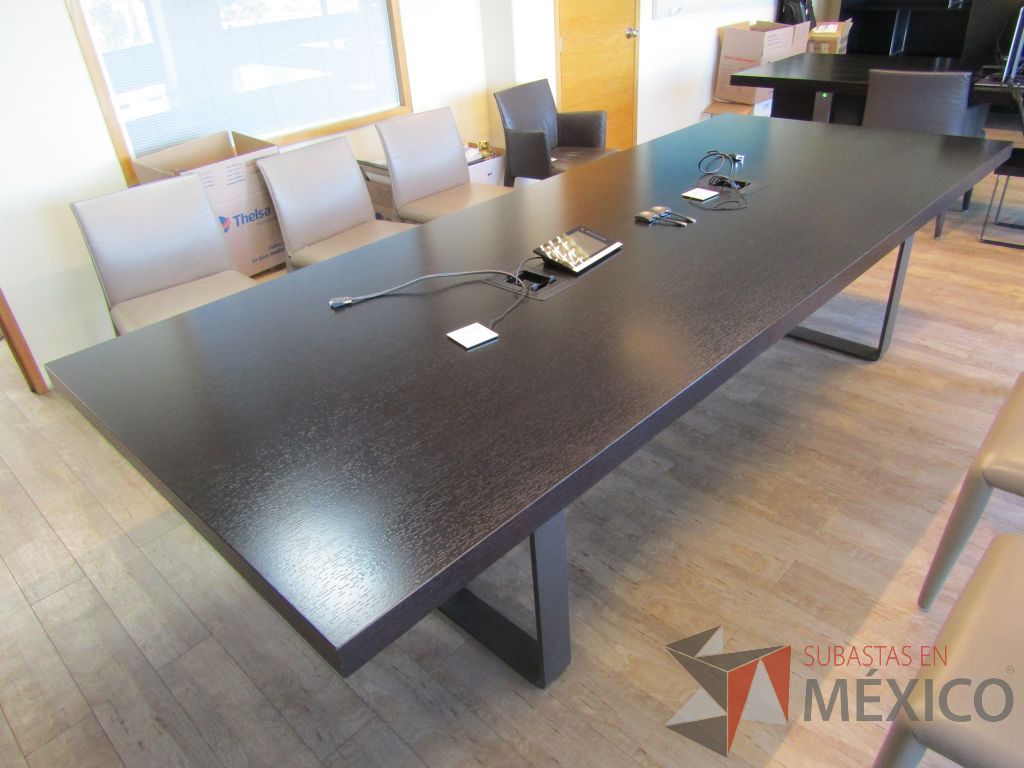 Lote 138 - Mesa de sala de juntas para 8 personas, patas metálicas y cubierta con accesorios para conexión - Imagen 4