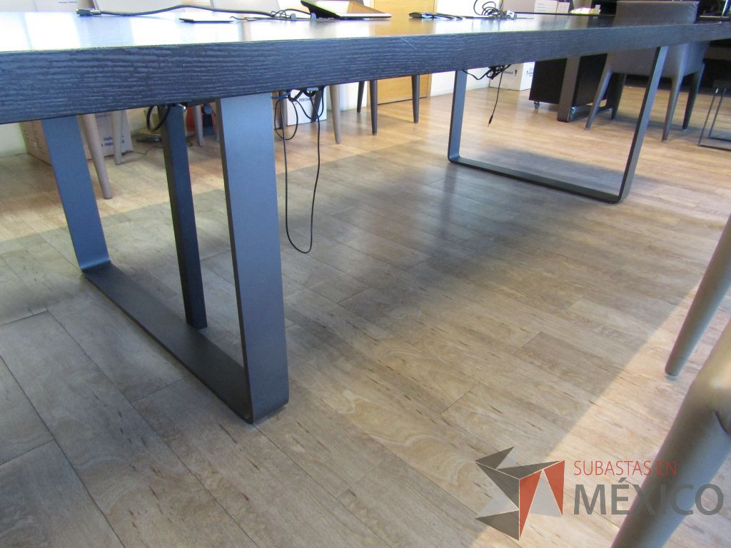 Lote 138 - Mesa de sala de juntas para 8 personas, patas metálicas y cubierta con accesorios para conexión - Imagen 8