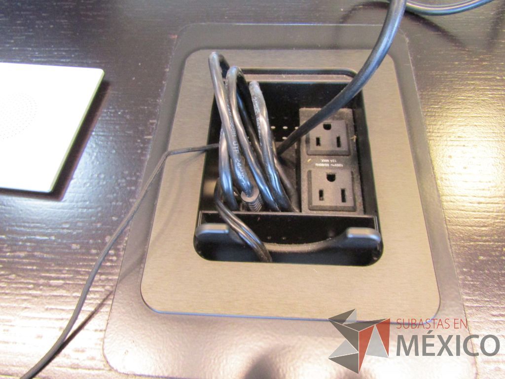 Lote 138 - Mesa de sala de juntas para 8 personas, patas metálicas y cubierta con accesorios para conexión - Imagen 3