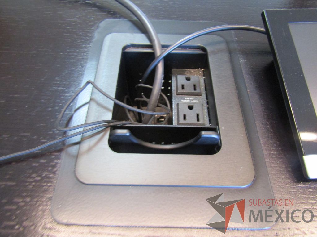 Lote 138 - Mesa de sala de juntas para 8 personas, patas metálicas y cubierta con accesorios para conexión - Imagen 11