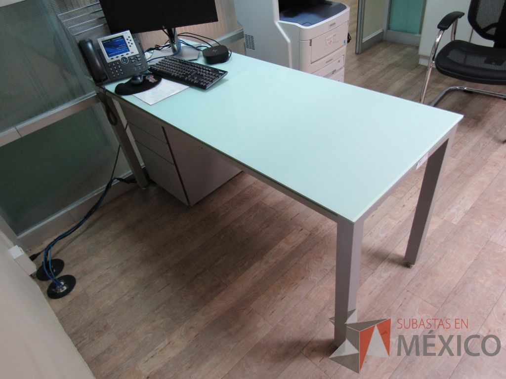 Lote 100 - Escritorio patas metálicas, cubierta de vidrio y archivero de 3 cajones