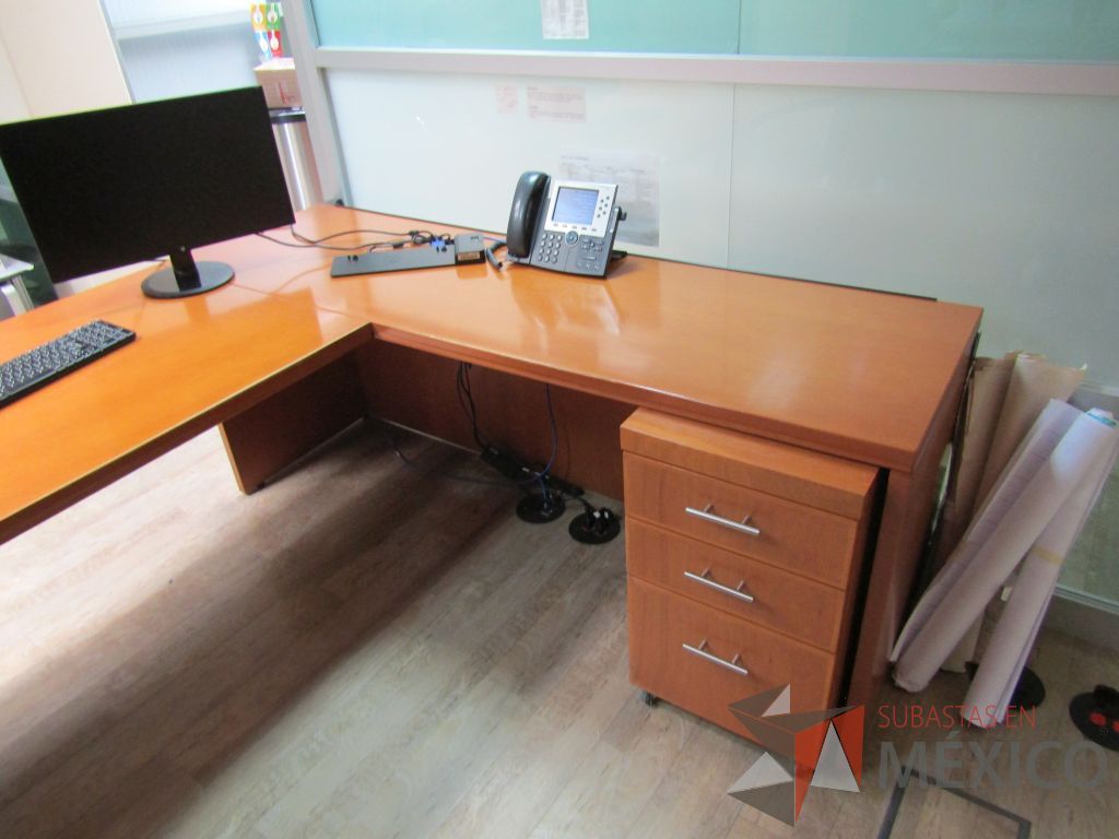 Lote 102 -Escritorio en escuadra con archivero de 3 cajones - Imagen 4