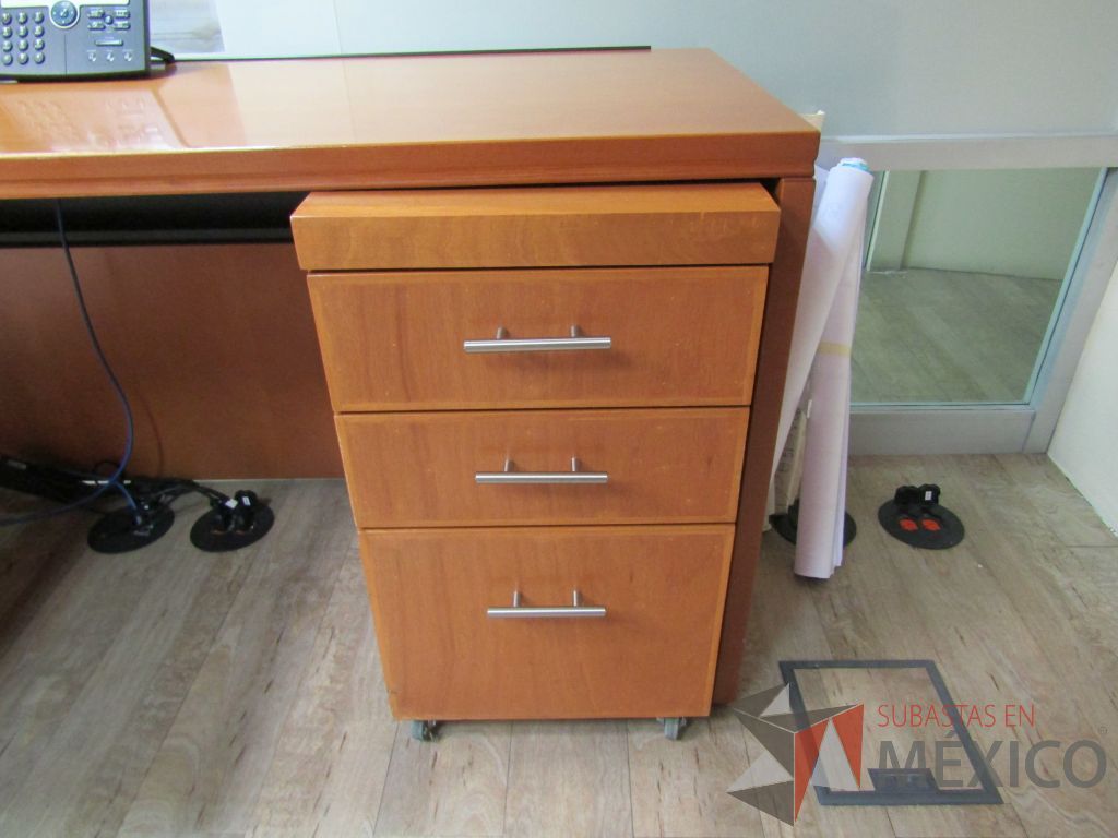 Lote 102 -Escritorio en escuadra con archivero de 3 cajones - Imagen 7
