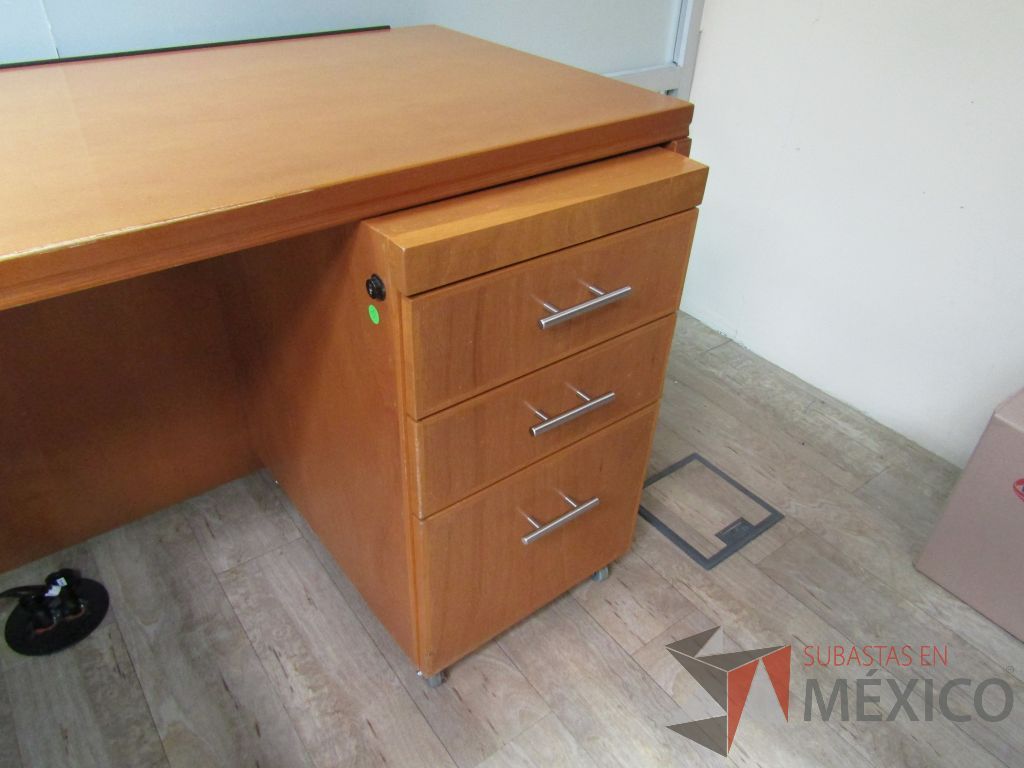 Lote 102 -Escritorio en escuadra con archivero de 3 cajones - Imagen 2