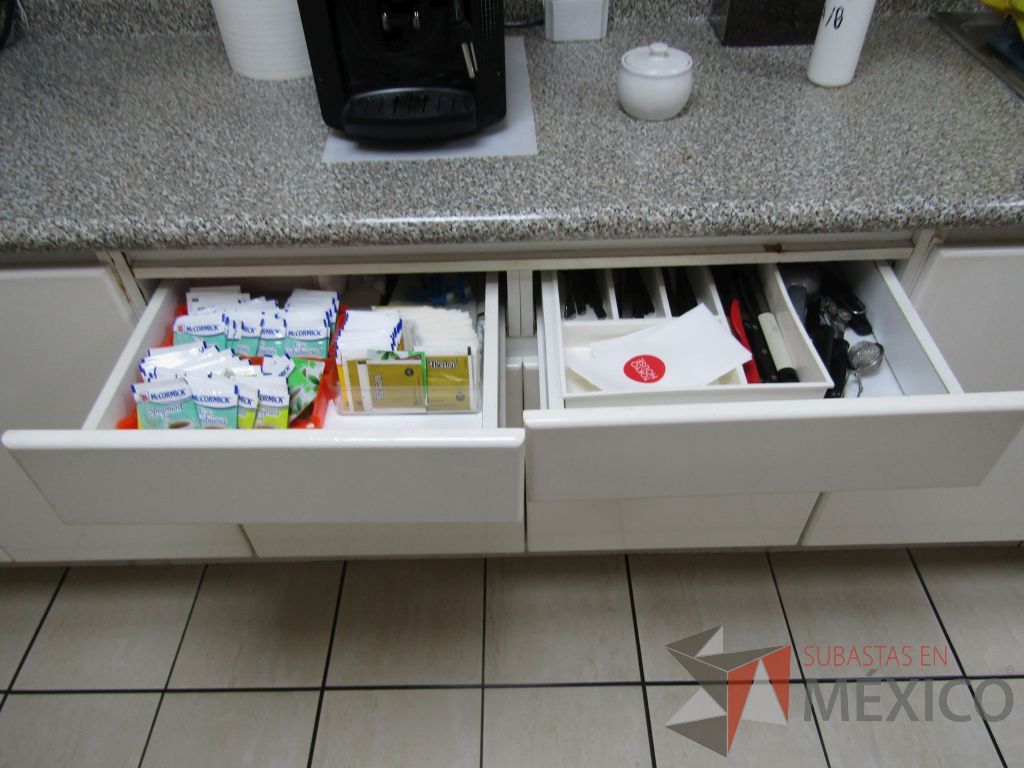 Lote 104 - Mueble con tarja con 8 puertas - Imagen 7