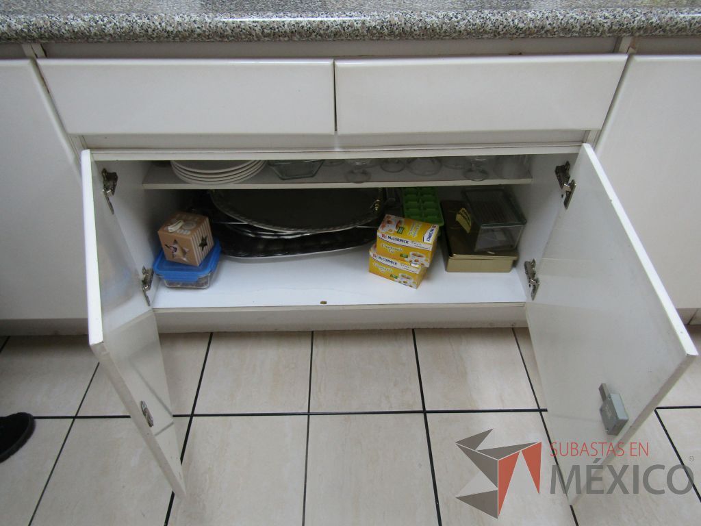 Lote 104 - Mueble con tarja con 8 puertas - Imagen 8