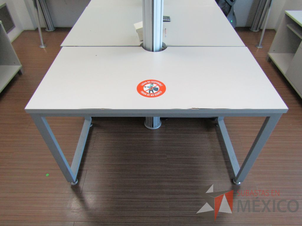 Lote 141 - Mesa de trabajo con estructura metálica y cubierta color blanco