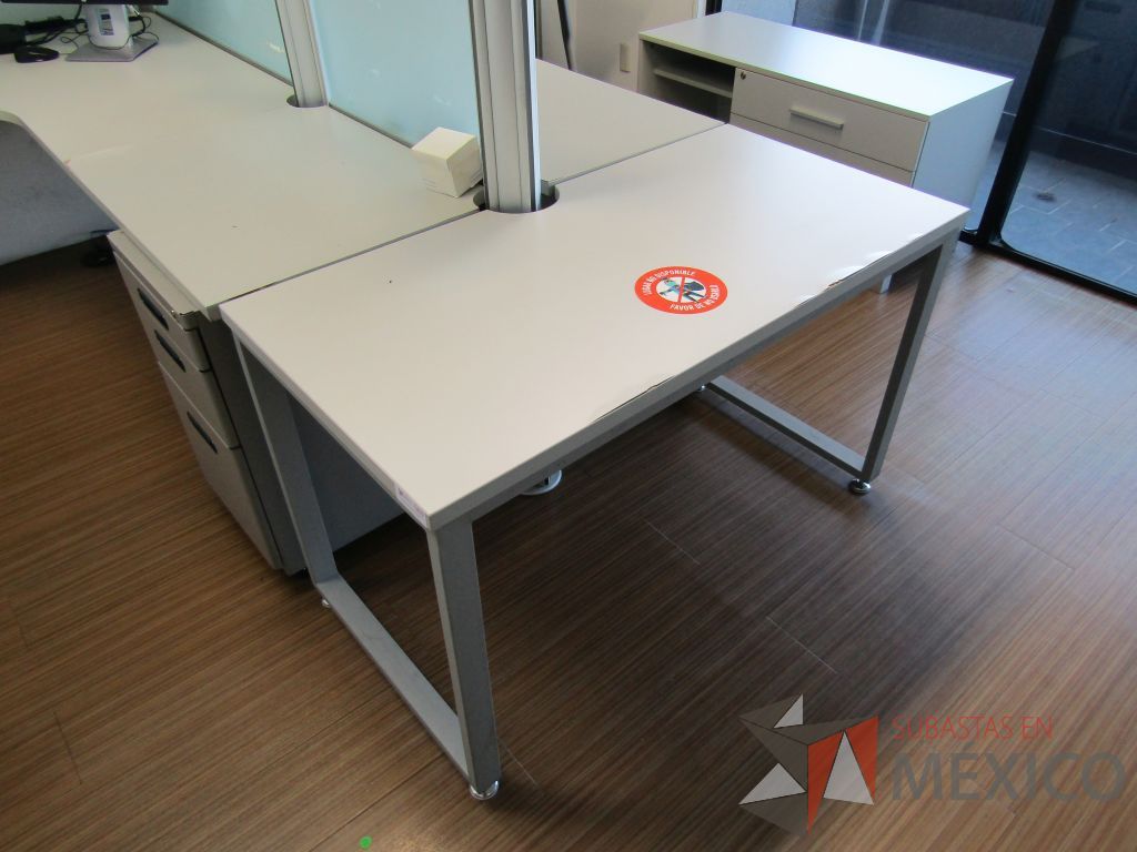 Lote 141 - Mesa de trabajo con estructura metálica y cubierta color blanco - Imagen 3
