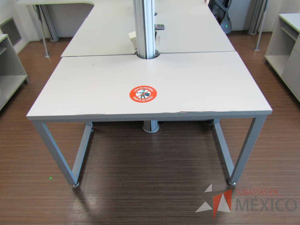 Lote 141 - Mesa de trabajo con estructura metálica y cubierta color blanco - Imagen 4