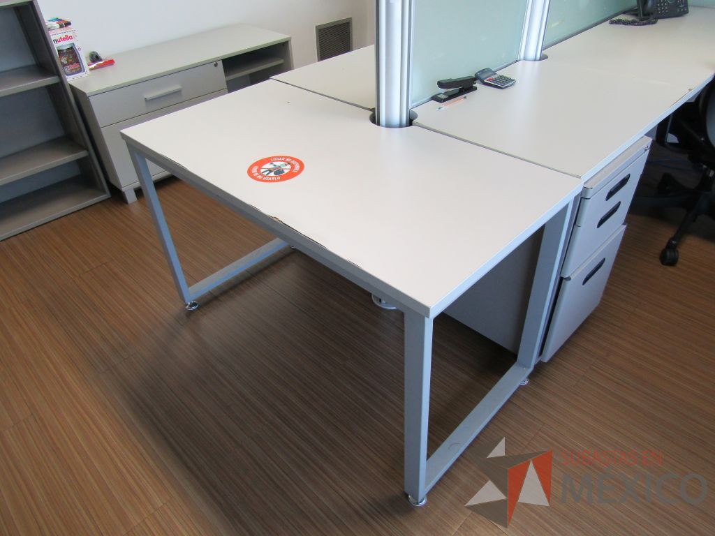 Lote 141 - Mesa de trabajo con estructura metálica y cubierta color blanco - Imagen 5