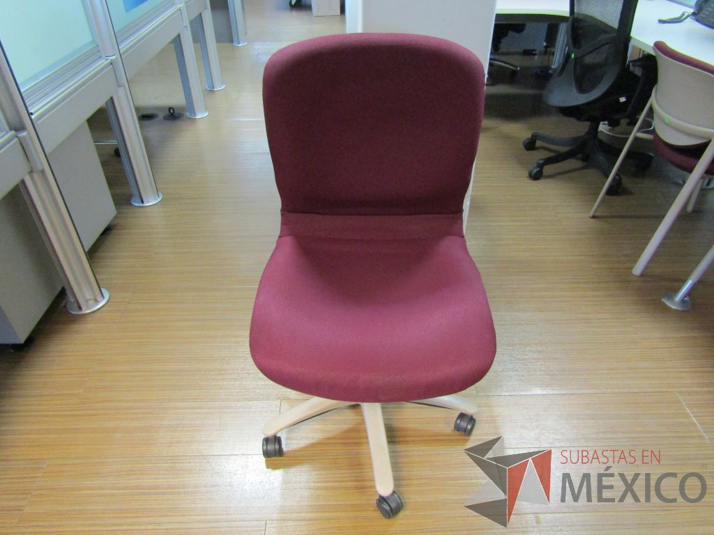 Lote 179 - Silla ejecutiva con ruedas, asiento y respaldo en tela color morado