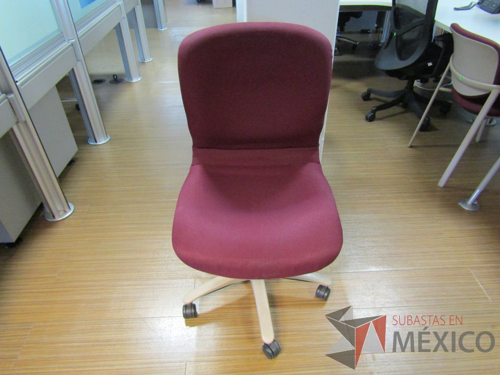 Lote 179 - Silla ejecutiva con ruedas, asiento y respaldo en tela color morado - Imagen 2