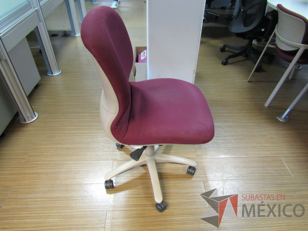 Lote 179 - Silla ejecutiva con ruedas, asiento y respaldo en tela color morado - Imagen 3