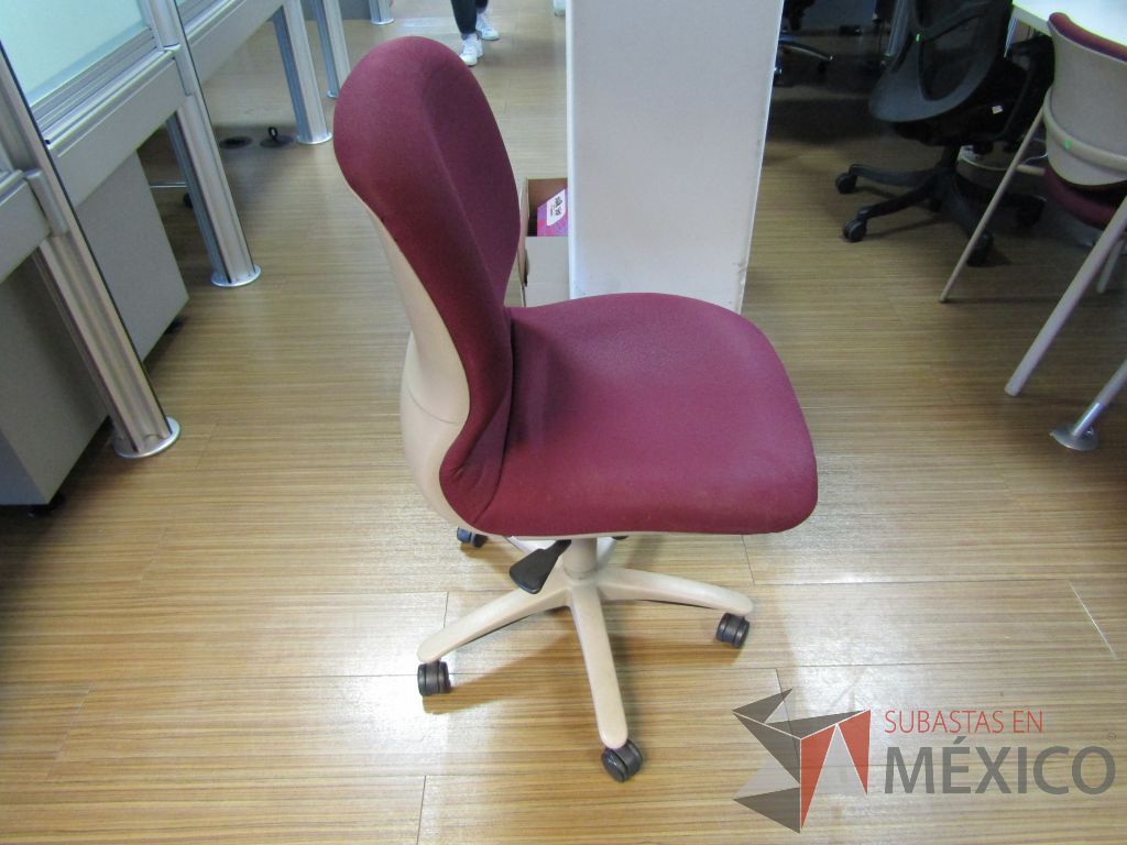 Lote 179 - Silla ejecutiva con ruedas, asiento y respaldo en tela color morado - Imagen 4