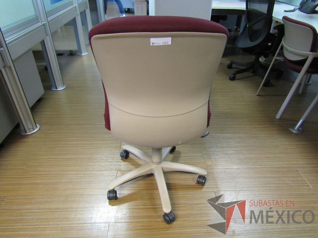 Lote 179 - Silla ejecutiva con ruedas, asiento y respaldo en tela color morado - Imagen 5