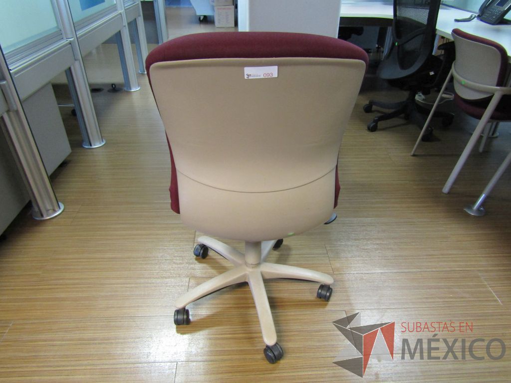 Lote 179 - Silla ejecutiva con ruedas, asiento y respaldo en tela color morado - Imagen 6