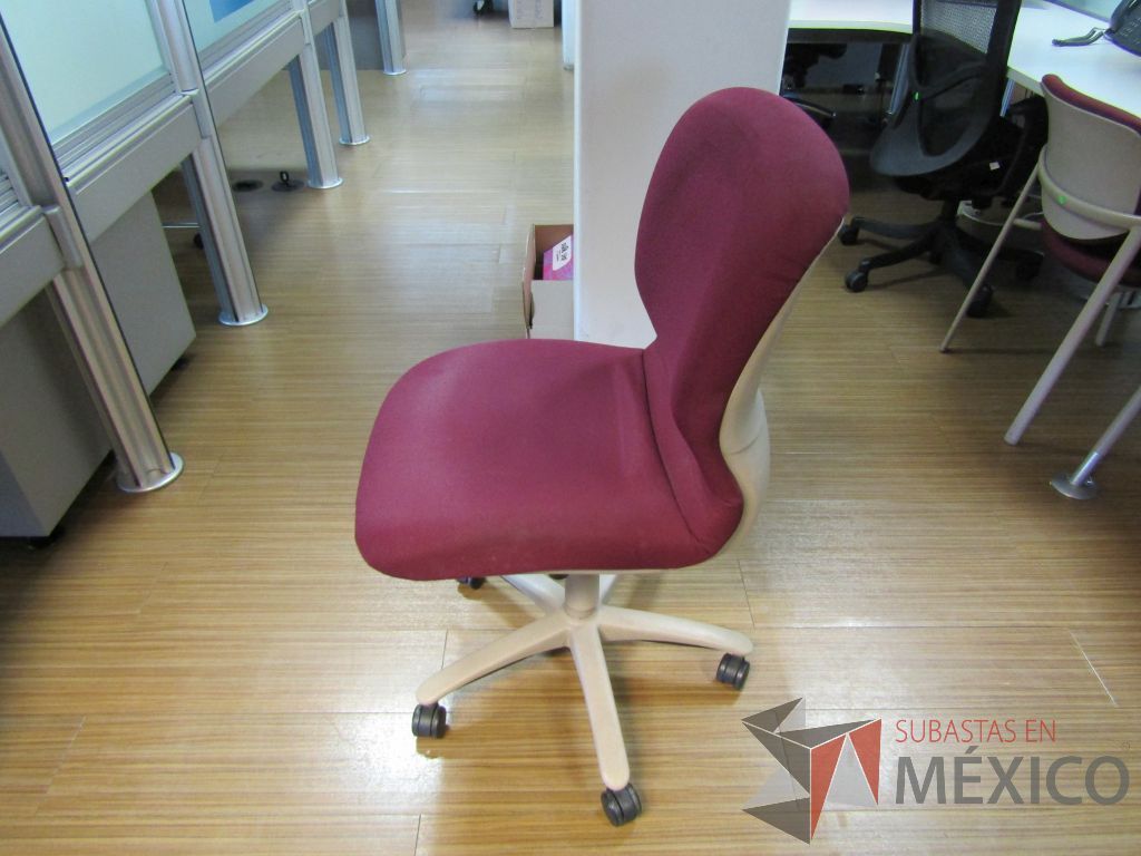 Lote 179 - Silla ejecutiva con ruedas, asiento y respaldo en tela color morado - Imagen 7