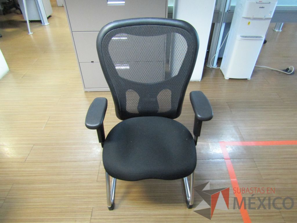 Lote 180 - 2 Sillas fijas, descansabrazos, respaldo en malla y asiento en tela color negro