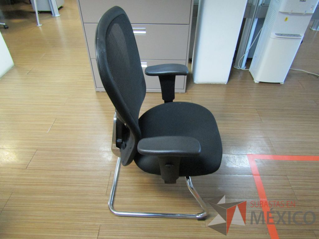 Lote 180 - 2 Sillas fijas, descansabrazos, respaldo en malla y asiento en tela color negro - Imagen 3