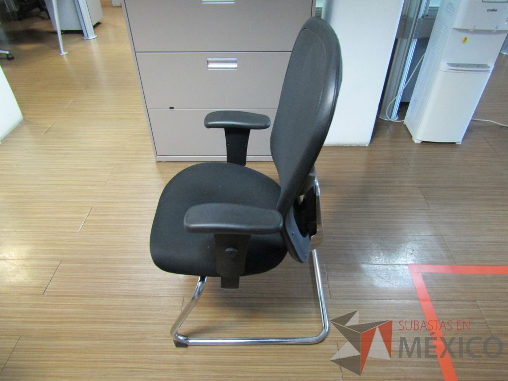 Lote 180 - 2 Sillas fijas, descansabrazos, respaldo en malla y asiento en tela color negro - Imagen 5