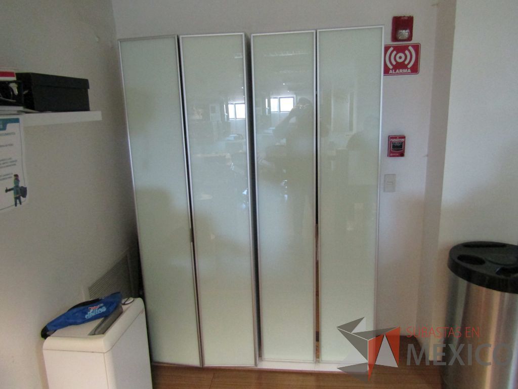 Lote 167 - Gabinete con 2 puertas y 3 entrepaños - Imagen 2