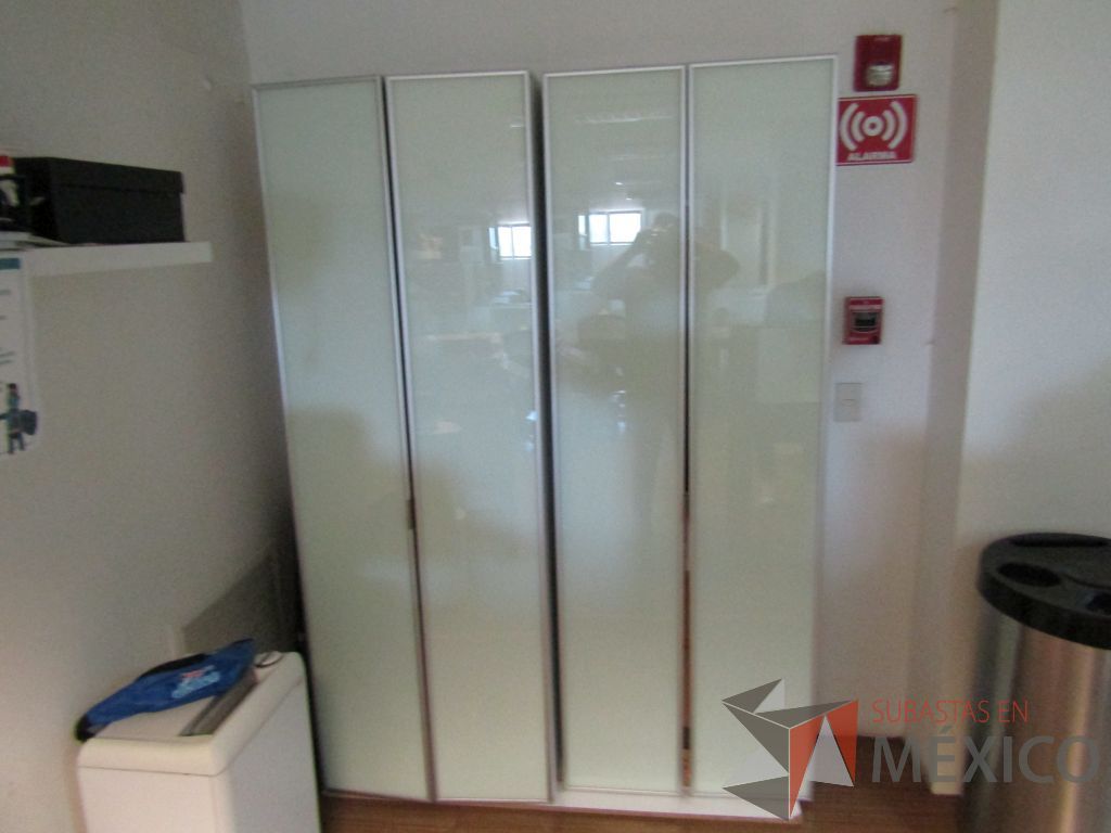 Lote 167 - Gabinete con 2 puertas y 3 entrepaños
